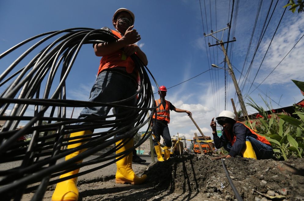 Petugas XL tengah melakukan penyelesaian pemasangan fiberisasi di lapangan