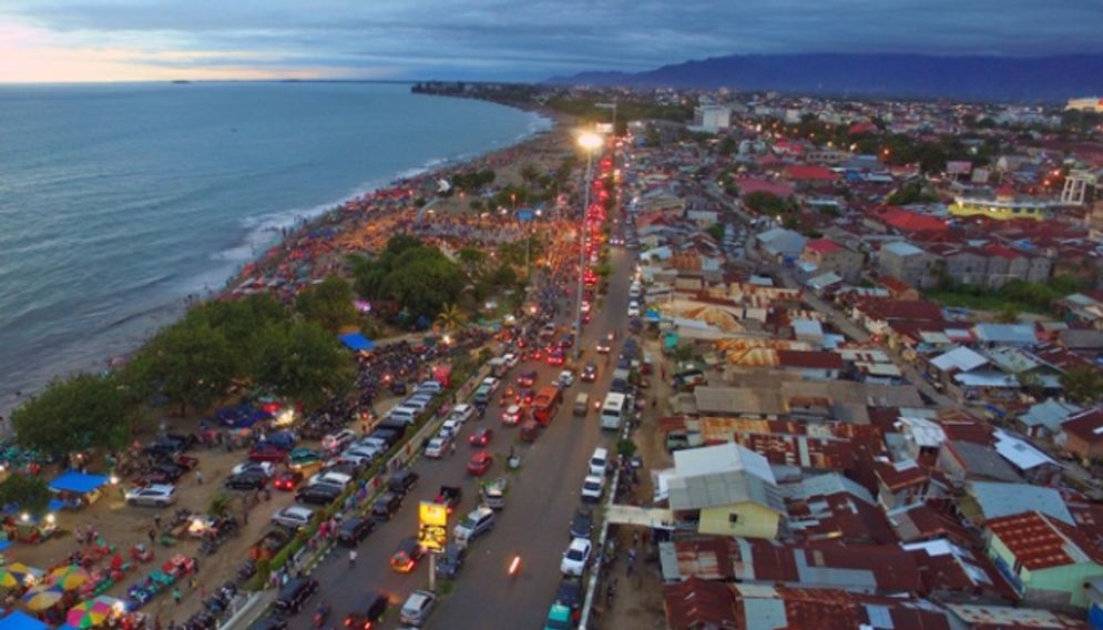 Foto aerial kondisi keramaian di objek wisata Pantai Padang, Sumatera Barat, 26 Juni 2017. Hari Lebaran kedua dimanfaatkan warga dan pengunjung dari luar kota untuk berwisata di Pantai Padang. ANTARA FOTO