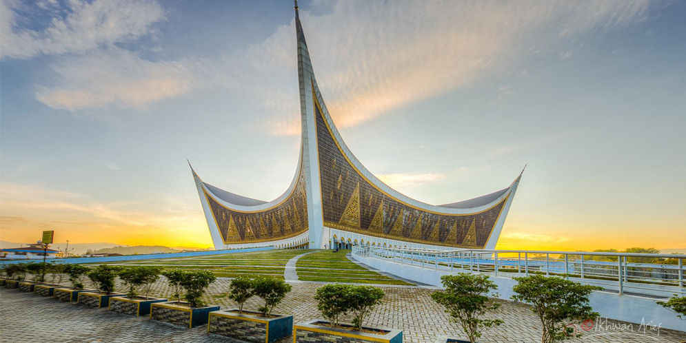 Masjid Raya Sumatera Barat. Foto: © Art.branipick.com Ikhwan Arief