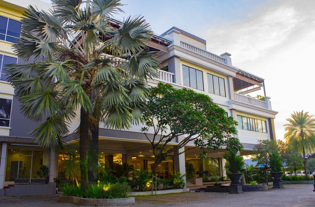 Rattan Inn Front