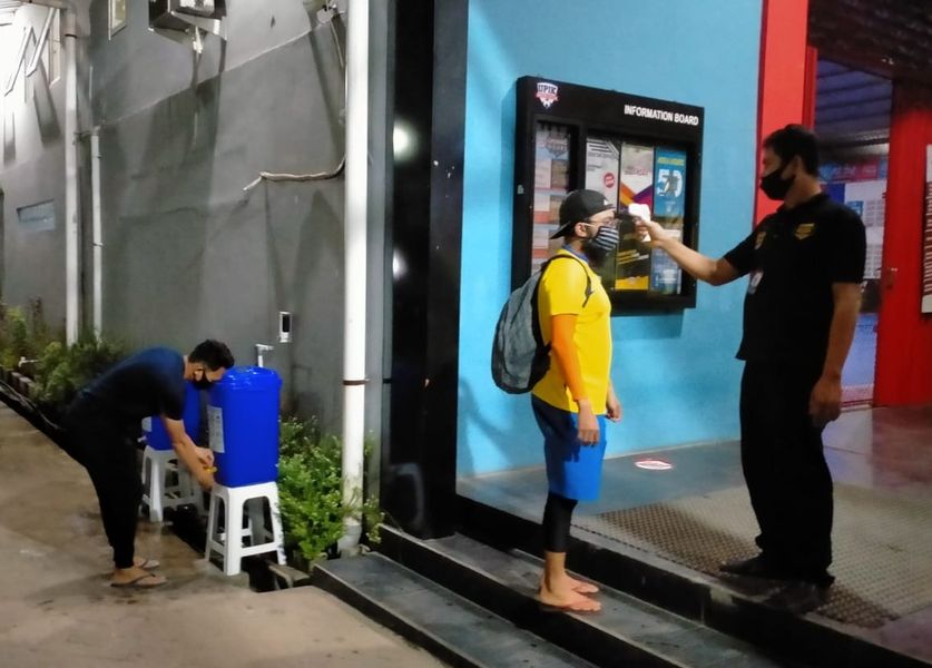 Petugas memeriksa suhu tubuh sebelum memasuki Upik Indor Futsal