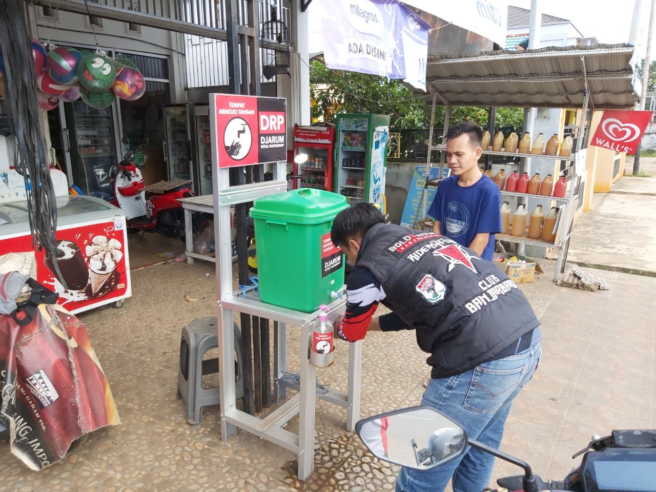 Pembeli diwajibkan membasuh tangan sebelum berbelanja