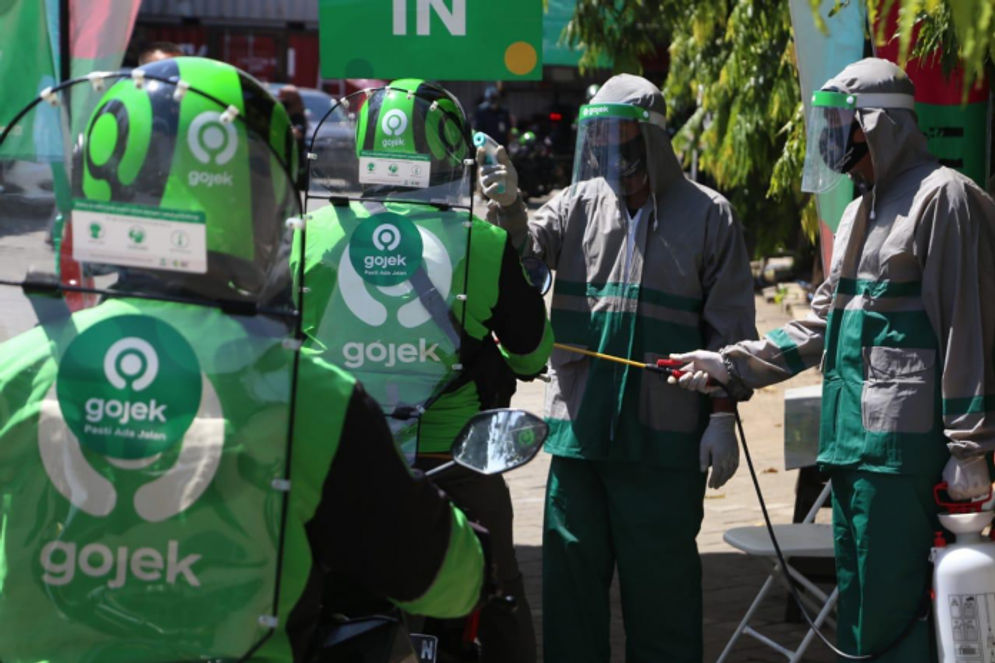 Gojek melakukan uji coba penggunaan sekat pelindung yang berfungsi meminimalisir penyebaran virus melalui droplet.