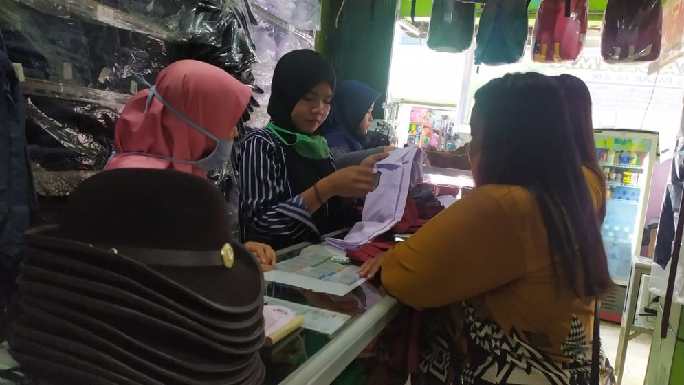 Suasana Toko Radenmat penjual seragam sekolah