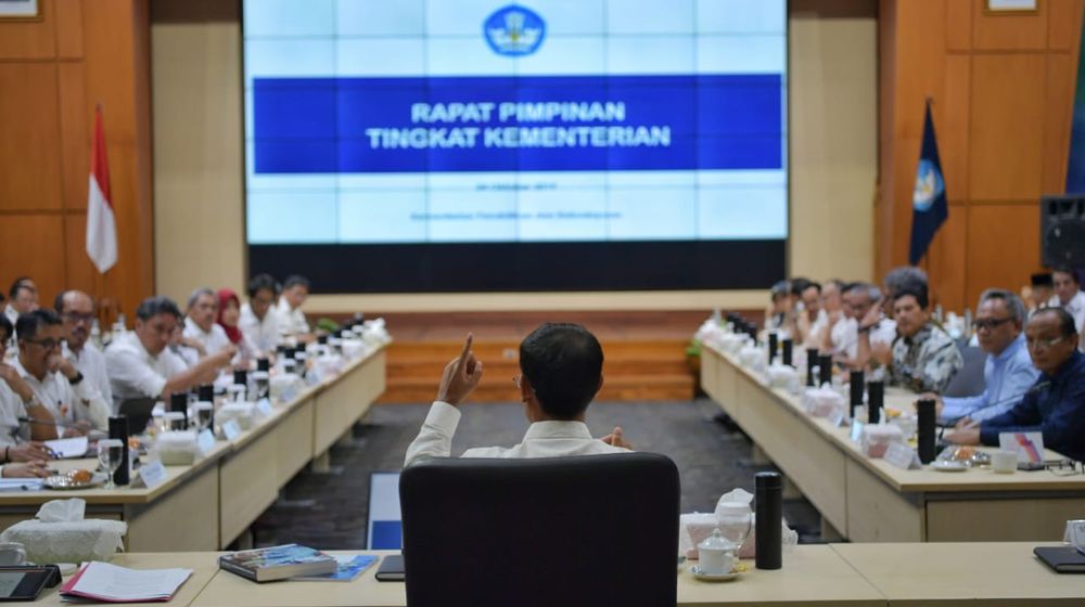 <p>Mendikbud Nadiem Makarim menggelar rapat bersama pejabat eselon I dan II di lingkungan Kemendikbud, di Kantor Kemendikbud/<br />
Kemendikbud.go.id</p>
