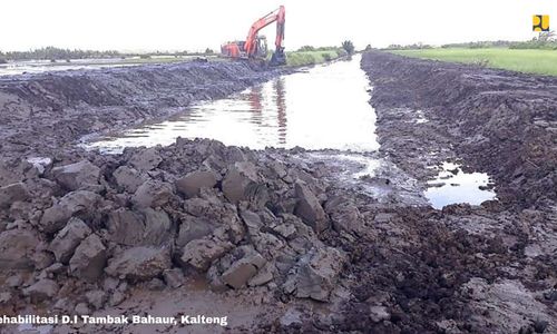 <p>Proses pengerjaan rehabilitasi jaringan irigasi di Kalimantan Tengah. / Dok. Kementerian PUPR</p>
