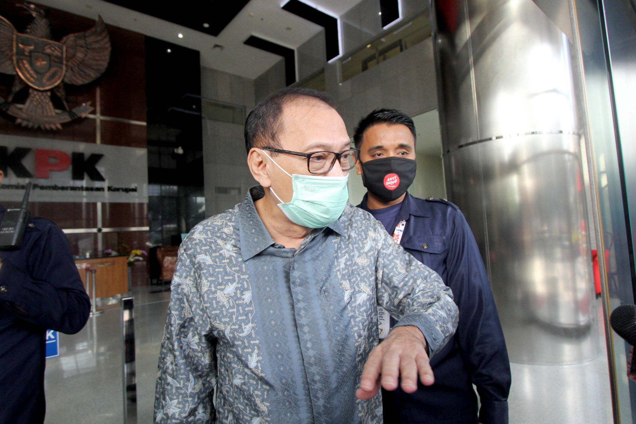 <p>Mantan Menteri Keuangan Agus Martowardojo meninggalkan Gedung KPK seusai diperiksa di Jakarta, Kamis 25 Juni 2020. Foto: POOL</p>
