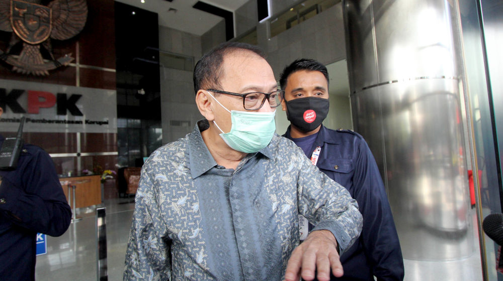 <p>Mantan Menteri Keuangan Agus Martowardojo meninggalkan Gedung KPK seusai diperiksa di Jakarta, Kamis 25 Juni 2020. Foto: POOL</p>
