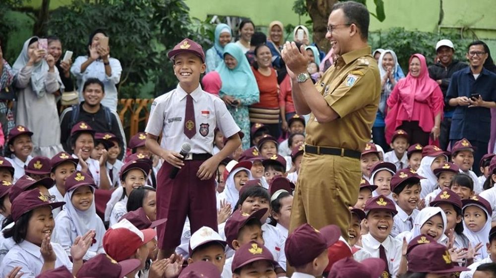 <p>Gubernur DKI Jakarta Anies Baswedan dan pelajar SD. / Facebook @aniesbaswedan</p>
