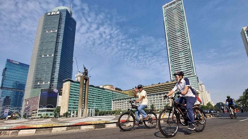 <p>Gubernur DKI Jakarta Anies Baswedan dan Wakil Gubernur Ahmad Riza Patria saat memantau rencana pembukaan car free day (CFD) di Bundaran Hotel Indonesia (HI) Jakarta. / Facebook @aniesbaswedan</p>
