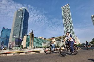 <p>Gubernur DKI Jakarta Anies Baswedan dan Wakil Gubernur Ahmad Riza Patria saat memantau rencana pembukaan car free day (CFD) di Bundaran Hotel Indonesia (HI) Jakarta. / Facebook @aniesbaswedan</p>