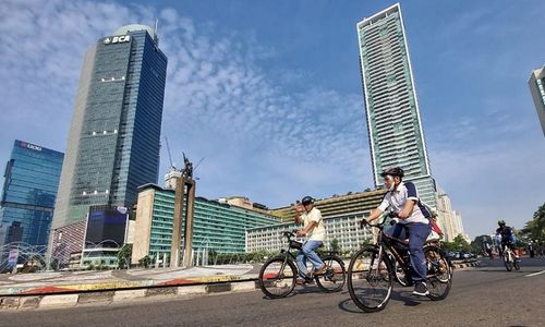 <p>Gubernur DKI Jakarta Anies Baswedan dan Wakil Gubernur Ahmad Riza Patria saat memantau rencana pembukaan car free day (CFD) di Bundaran Hotel Indonesia (HI) Jakarta. / Facebook @aniesbaswedan</p>
