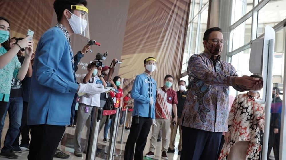 Gubernur DKI Jakarta Anies Baswedan saat simulasi pembukaan pusat perbelanjaan di Ibu Kota.  