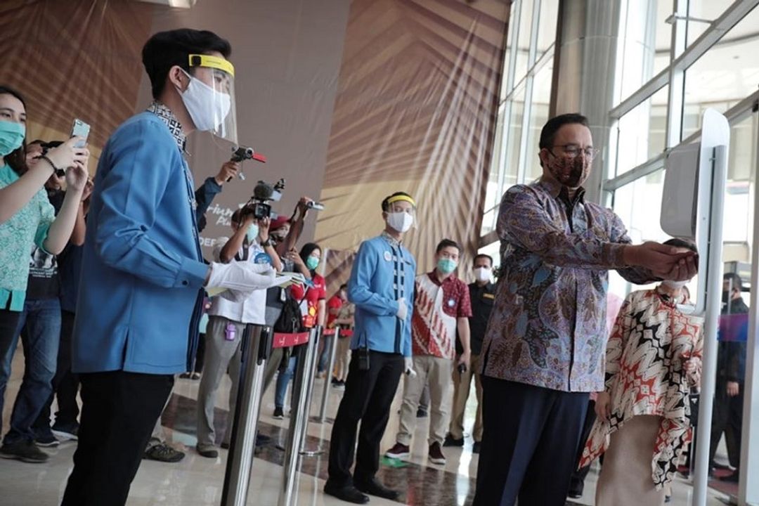 Gubernur DKI Jakarta Anies Baswedan saat simulasi pembukaan pusat perbelanjaan di Ibu Kota.  