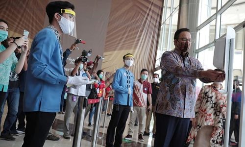 <p>Gubernur DKI Jakarta Anies Baswedan saat simulasi pembukaan pusat perbelanjaan di Ibu Kota. / Facebook @aniesbaswedan</p>
