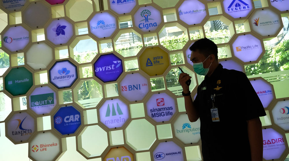 <p>Petugas keamanan berjaga dengan latar belakang logo beberapa perusahaan asuransi di Kantor Asosiasi Asuransi Jiwa Indonesia (AAJI) di Jakarta, Rabu 10 Juni 2020. Berdasarkan data Otoritas Jasa Keuangan (OJK) pada Maret 2020 nilai aset asuransi jiwa mengalami penurunan secara tahun berjalan maupun secara tahunan sedangkan asuransi umum justru tumbuh, industri asuransi jiwa mencatatkan total aset [&hellip;]</p>

