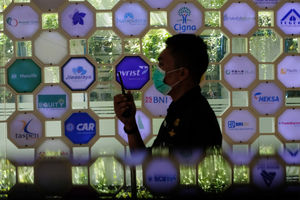 <p>Petugas keamanan berjaga dengan latar belakang logo beberapa perusahaan asuransi di Kantor Asosiasi Asuransi Jiwa Indonesia (AAJI) di Jakarta, Rabu 10 Juni 2020. Berdasarkan data Otoritas Jasa Keuangan (OJK) pada Maret 2020 nilai aset asuransi jiwa mengalami penurunan secara tahun berjalan maupun secara tahunan sedangkan asuransi umum justru tumbuh, industri asuransi jiwa mencatatkan total aset Rp 529,2 trilun atau menurun 10,4 % (ytd) dari Desember 2019 senilai Rp 590,7 triliun. Foto: Ismail Pohan/TrenAsia</p>