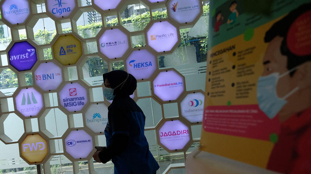 <p>Pekerja beraktivitas dengan latar belakang logo beberapa perusahaan asuransi di Kantor Asosiasi Asuransi Jiwa Indonesia (AAJI) di Jakarta, Rabu 10 Juni 2020. Berdasarkan data Otoritas Jasa Keuangan (OJK) pada Maret 2020 nilai aset asuransi jiwa mengalami penurunan secara tahun berjalan maupun secara tahunan sedangkan asuransi umum justru tumbuh, industri asuransi jiwa mencatatkan total aset Rp [&hellip;]</p>
