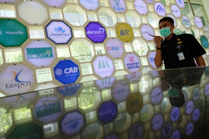 <p>Petugas keamanan berjaga dengan latar belakang logo beberapa perusahaan asuransi di Kantor Asosiasi Asuransi Jiwa Indonesia (AAJI) di Jakarta, Rabu 10 Juni 2020. Foto: Ismail Pohan/TrenAsia</p>