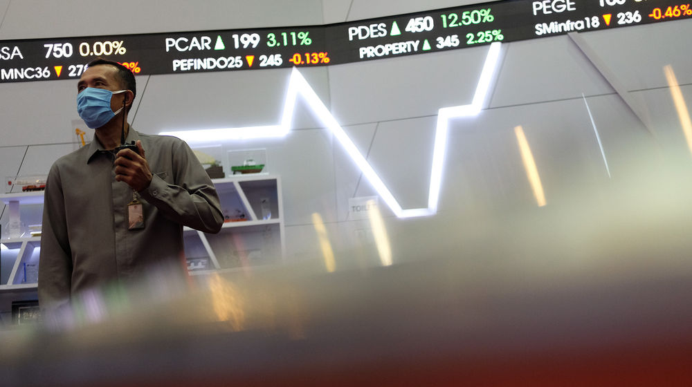 <p>Petugas keamanan berjaga di mainhall dengan latar belakang monitor pergerakan Indeks Harga Saham Gabungan (IHSG) di Bursa Efek Indonesia, Jakarta, Jumat 5 Juni 2020 lalu/ Foto: Ismail Pohan/TrenAsia</p>
