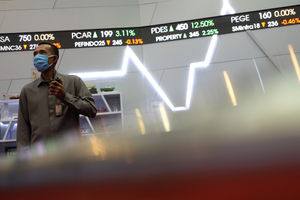 <p>Petugas keamanan berjaga di mainhall dengan latar belakang monitor pergerakan Indeks Harga Saham Gabungan (IHSG) di Bursa Efek Indonesia, Jakarta, Jumat 5 Juni 2020 lalu/ Foto: Ismail Pohan/TrenAsia</p>
