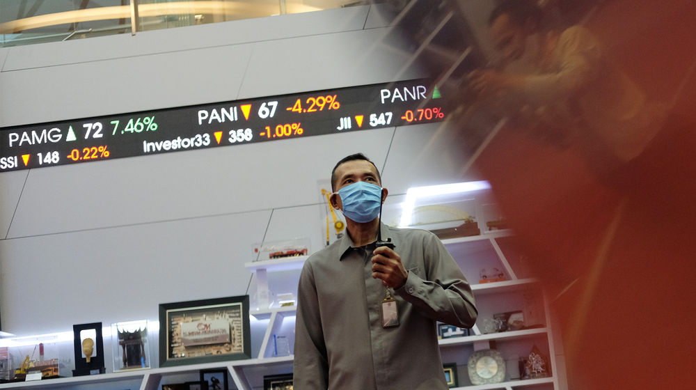<p>Petugas kemanan berjaga dan refleksi awak media mengambil gambar monitor pergerakan Indeks Harga Saham Gabungan (IHSG) di Bursa Efek Indonesia, Jakarta, Jumat 5 Juni 2020. IHSG ditutup menguat 0,63% atau 31,08 poin ke level 4.947,78 pada akhir perdagangan. Foto: Ismail Pohan/TrenAsia</p>
