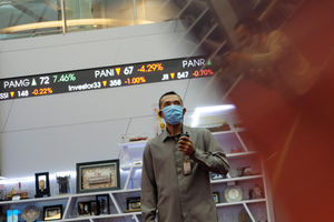 <p>Petugas kemanan berjaga dan refleksi awak media mengambil gambar monitor pergerakan Indeks Harga Saham Gabungan (IHSG) di Bursa Efek Indonesia, Jakarta, Jumat 5 Juni 2020. IHSG ditutup menguat 0,63% atau 31,08 poin ke level 4.947,78 pada akhir perdagangan. Foto: Ismail Pohan/TrenAsia</p>
