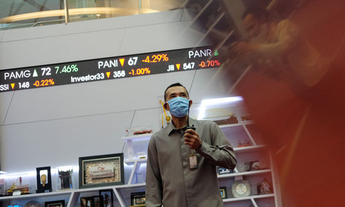 <p>Petugas kemanan berjaga dan refleksi awak media mengambil gambar monitor pergerakan Indeks Harga Saham Gabungan (IHSG) di Bursa Efek Indonesia, Jakarta, Jumat 5 Juni 2020. IHSG ditutup menguat 0,63% atau 31,08 poin ke level 4.947,78 pada akhir perdagangan. Foto: Ismail Pohan/TrenAsia</p>
