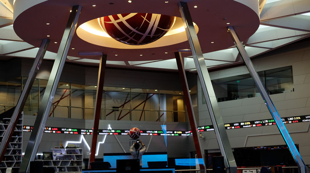 <p>Awak media mengambil gambar monitor pergerakan Indeks Harga Saham Gabungan (IHSG) di Bursa Efek Indonesia, Jakarta, Jumat 5 Juni 2020. IHSG ditutup menguat 0,63% atau 31,08 poin ke level 4.947,78 pada akhir perdagangan. Foto: Ismail Pohan/TrenAsia</p>
