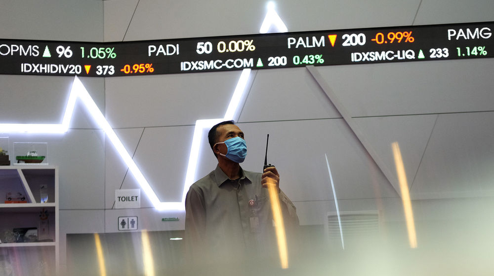 <p>Petugas keamanan berjaga di mainhall dengan latar belakang monitor pergerakan Indeks Harga Saham Gabungan (IHSG) di Bursa Efek Indonesia, Jakarta, Jumat 5 Juni 2020. IHSG ditutup menguat 0,63% atau 31,08 poin ke level 4.947,78 pada akhir perdagangan. Foto: Ismail Pohan/TrenAsia</p>