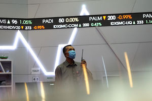 <p>Petugas keamanan berjaga di mainhall dengan latar belakang monitor pergerakan Indeks Harga Saham Gabungan (IHSG) di Bursa Efek Indonesia, Jakarta, Jumat 5 Juni 2020. IHSG ditutup menguat 0,63% atau 31,08 poin ke level 4.947,78 pada akhir perdagangan. Foto: Ismail Pohan/TrenAsia</p>
