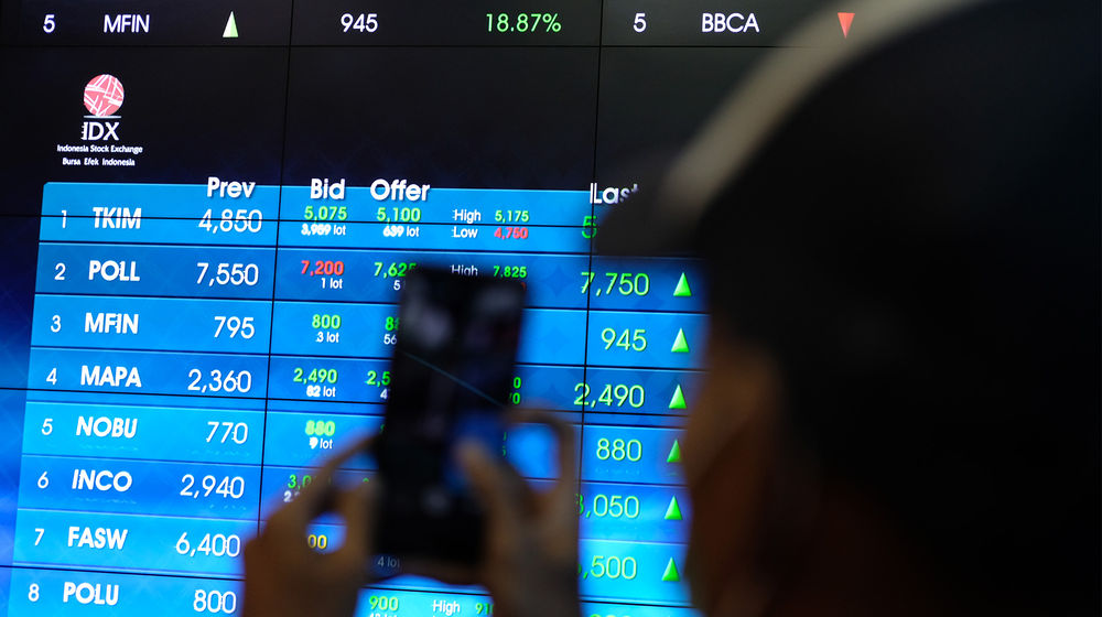 <p>Awak media mengambil gambar layar monitor pergerakan Indeks Harga Saham Gabungan (IHSG) di Bursa Efek Indonesia, Jakarta, Jumat 5 Juni 2020. IHSG ditutup menguat 0,63% atau 31,08 poin ke level 4.947,78 pada akhir perdagangan. Foto: Ismail Pohan/TrenAsia</p>
