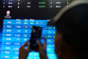 <p>Awak media mengambil gambar layar monitor pergerakan Indeks Harga Saham Gabungan (IHSG) di Bursa Efek Indonesia, Jakarta, Jumat 5 Juni 2020. IHSG ditutup menguat 0,63% atau 31,08 poin ke level 4.947,78 pada akhir perdagangan. Foto: Ismail Pohan/TrenAsia</p>
