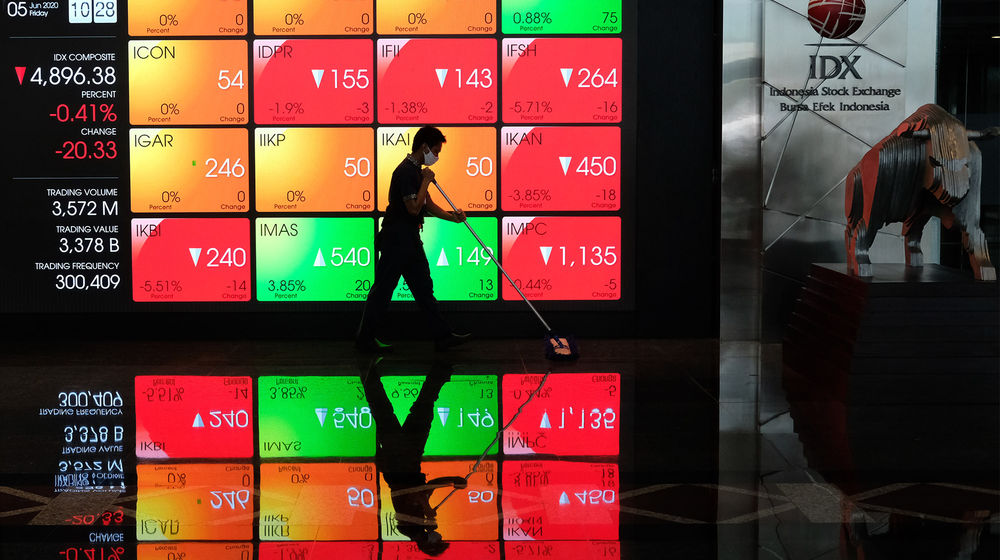 <p>Pekerja beraktifitas dengan latar belakang layar monitor pergerakan Indeks Harga Saham Gabungan (IHSG) di Bursa Efek Indonesia, Jakarta, Jumat 5 Juni 2020. IHSG ditutup menguat 0,63% atau 31,08 poin ke level 4.947,78 pada akhir perdagangan. Foto: Ismail Pohan/TrenAsia</p>
