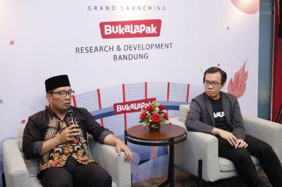 <p>Presiden Bukalapak Muhammad Fajrin Rasyid bersama Gubernur Jawa Barat M. Ridwan Kamil. / Dok Bukalapak</p>
