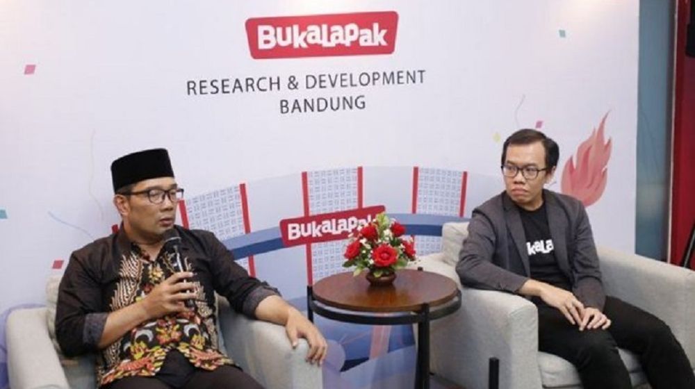 <p>Presiden Bukalapak Muhammad Fajrin Rasyid bersama Gubernur Jawa Barat M. Ridwan Kamil. / Dok Bukalapak</p>
