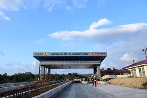 <p>Total investasi untuk pembangunan ruas tol Banda Aceh—Sigli dengan total panjang 74 kilometer sebanyak enam seksi ini adalah sebesar Rp12,35 Triliun dengan biaya konstruksi sebesar Rp8,99 triliun. / Foto: BPMI Setpres/Muchlis Jr</p>
