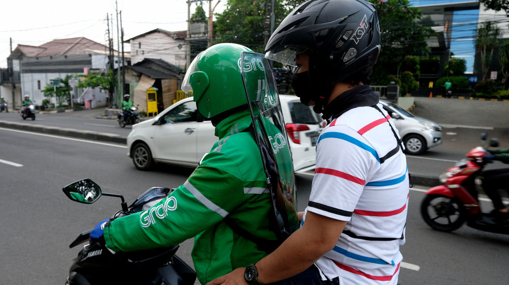 <p>Driver Grab Bike mengenakan Grab Protect pelindung yang membatasi antara pengemudi dan penumpang saat diluncurkan di Jakarta, Senin 8 Juni 2020. Penumpang ojek online (ojol) kini tak perlu khawatir menggunakan transportasi ini di tengah pandemi Corona, Grab memberikan pengamanan dengan Grab Protect bagi pengemudi yang membatasi antara driver dan penumpang untuk meminimalisir kontak penyebaran COVID-19. Foto: Ismail Pohan/TrenAsia</p>
