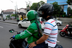 <p>Driver Grab Bike mengenakan Grab Protect pelindung yang membatasi antara pengemudi dan penumpang saat diluncurkan di Jakarta, Senin 8 Juni 2020. Penumpang ojek online (ojol) kini tak perlu khawatir menggunakan transportasi ini di tengah pandemi Corona, Grab memberikan pengamanan dengan Grab Protect bagi pengemudi yang membatasi antara driver dan penumpang untuk meminimalisir kontak penyebaran COVID-19. Foto: Ismail Pohan/TrenAsia</p>
