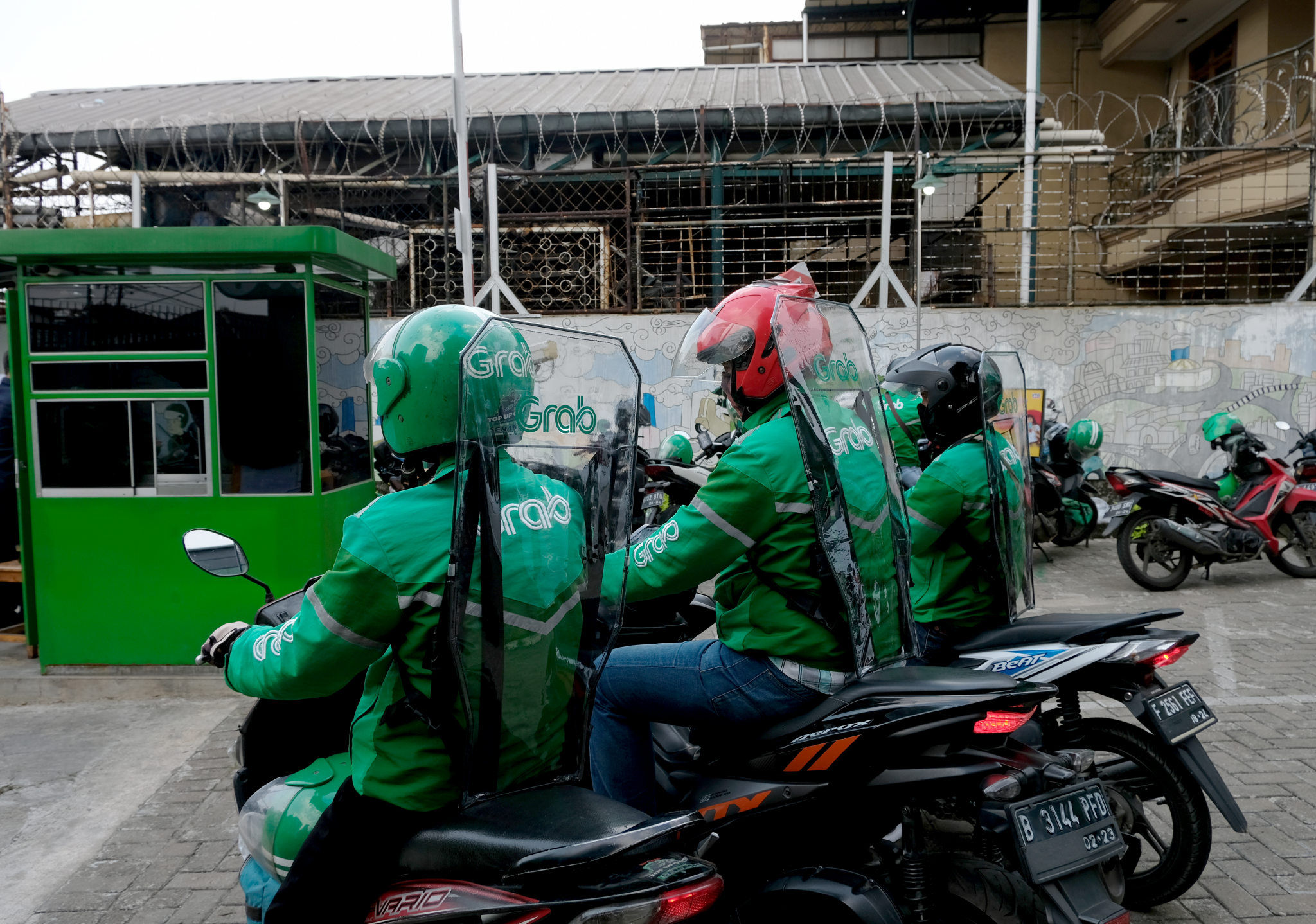 <p>Driver Grab Bike mengenakan Grab Protect pelindung yang membatasi antara pengemudi dan penumpang saat diluncurkan di Jakarta, Senin 8 Juni 2020. Penumpang ojek online (ojol) kini tak perlu khawatir menggunakan transportasi ini di tengah pandemi Corona, Grab memberikan pengamanan dengan Grab Protect bagi pengemudi yang membatasi antara driver dan penumpang untuk meminimalisir kontak penyebaran COVID-19. Foto: Ismail Pohan/TrenAsia</p>
