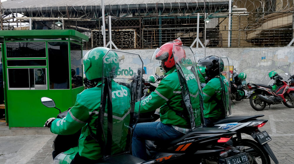 <p>Driver Grab Bike mengenakan Grab Protect pelindung yang membatasi antara pengemudi dan penumpang saat diluncurkan di Jakarta, Senin 8 Juni 2020. Penumpang ojek online (ojol) kini tak perlu khawatir menggunakan transportasi ini di tengah pandemi Corona, Grab memberikan pengamanan dengan Grab Protect bagi pengemudi yang membatasi antara driver dan penumpang untuk meminimalisir kontak penyebaran COVID-19. Foto: Ismail Pohan/TrenAsia</p>
