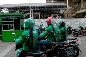<p>Driver Grab Bike mengenakan Grab Protect pelindung yang membatasi antara pengemudi dan penumpang saat diluncurkan di Jakarta, Senin 8 Juni 2020. Penumpang ojek online (ojol) kini tak perlu khawatir menggunakan transportasi ini di tengah pandemi Corona, Grab memberikan pengamanan dengan Grab Protect bagi pengemudi yang membatasi antara driver dan penumpang untuk meminimalisir kontak penyebaran COVID-19. Foto: Ismail Pohan/TrenAsia</p>
