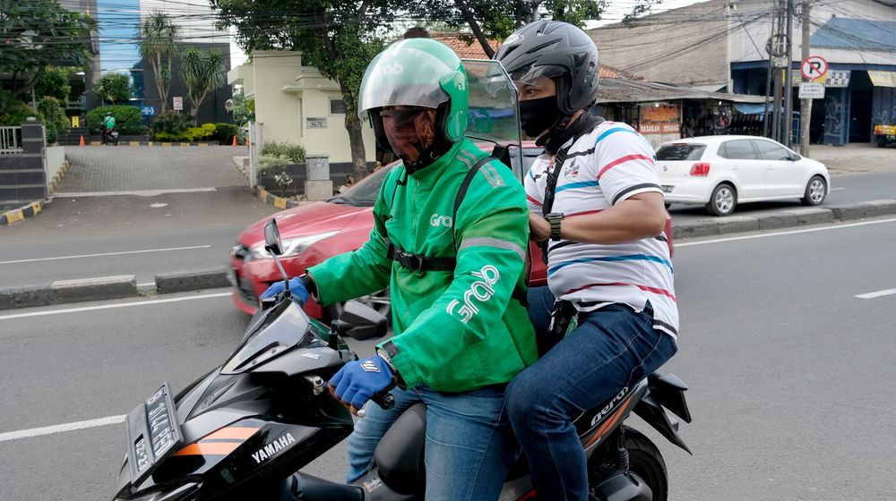 <p>Driver Grab Bike mengenakan Grab Protect pelindung yang membatasi antara pengemudi dan penumpang saat diluncurkan di Jakarta, Senin 8 Juni 2020. Penumpang ojek online (ojol) kini tak perlu khawatir menggunakan transportasi ini di tengah pandemi Corona, Grab memberikan pengamanan dengan Grab Protect bagi pengemudi yang membatasi antara driver dan penumpang untuk meminimalisir kontak penyebaran COVID-19. [&hellip;]</p>
