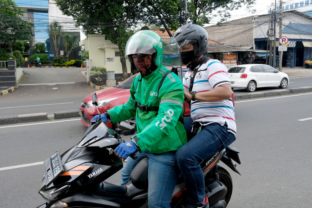 <p>Driver Grab Bike mengenakan Grab Protect pelindung yang membatasi antara pengemudi dan penumpang saat diluncurkan di Jakarta, Senin 8 Juni 2020. Penumpang ojek online (ojol) kini tak perlu khawatir menggunakan transportasi ini di tengah pandemi Corona, Grab memberikan pengamanan dengan Grab Protect bagi pengemudi yang membatasi antara driver dan penumpang untuk meminimalisir kontak penyebaran COVID-19. [&hellip;]</p>
