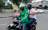 <p>Driver Grab Bike mengenakan Grab Protect pelindung yang membatasi antara pengemudi dan penumpang saat diluncurkan di Jakarta, Senin 8 Juni 2020. Penumpang ojek online (ojol) kini tak perlu khawatir menggunakan transportasi ini di tengah pandemi Corona, Grab memberikan pengamanan dengan Grab Protect bagi pengemudi yang membatasi antara driver dan penumpang untuk meminimalisir kontak penyebaran COVID-19. [&hellip;]</p>
