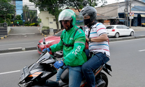 <p>Driver Grab Bike mengenakan Grab Protect pelindung yang membatasi antara pengemudi dan penumpang saat diluncurkan di Jakarta, Senin 8 Juni 2020. Penumpang ojek online (ojol) kini tak perlu khawatir menggunakan transportasi ini di tengah pandemi Corona, Grab memberikan pengamanan dengan Grab Protect bagi pengemudi yang membatasi antara driver dan penumpang untuk meminimalisir kontak penyebaran COVID-19. [&hellip;]</p>
