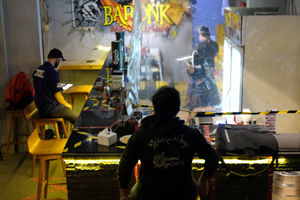 <p>Pengunjung berada di area bar dengan pembatas jarak di salah satu tempat hiburan malam di kawasan Kemang, Jakarta, Senin 22 Juni 2020. Memasuki masa pembatasan sosial berskala besar (PSBB) transisi sejumlah tempat hiburan malam kembali dibuka dengan aturan baru new normal memperketat protokol kesehatan pencegahan penyebaran virus corona. Penerapan protokol baru diharapkan mampu menarik kembali pelanggan serta membangunkan sektor bisnis hiburan malam yang hampir tenggelam ditengah pandemi Covid-19 saat ini. Foto: Ismail Pohan/TrenAsia</p>
