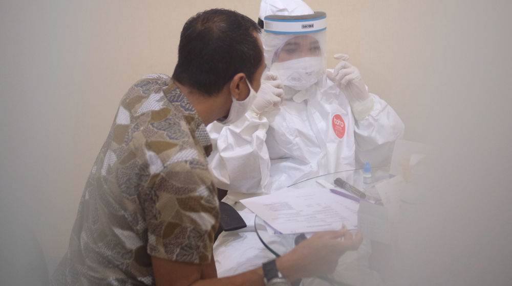 <p>Karyawan menjalani rapid test untuk mengantisipasi penyebaran Covid-19 yang diadakan Kantor Pusat ICM (Prima Buana Internusa/PBI), Jakarta, Senin 29 Juni 2020. ICM mewujudkan komitmennya dalam pencegahan penyebaran Covid-19 dengan menggelar rapid test kepada seluruh karyawan yang berada di 41 site kelolaan ICM. Kegiatan ini akan berjalan mulai hari ini hingga 6 Juli 2020 dengan total karyawan yang di tes yakni sekitar 1.200 orang. Foto: Ismail Pohan/TrenAsia</p>
