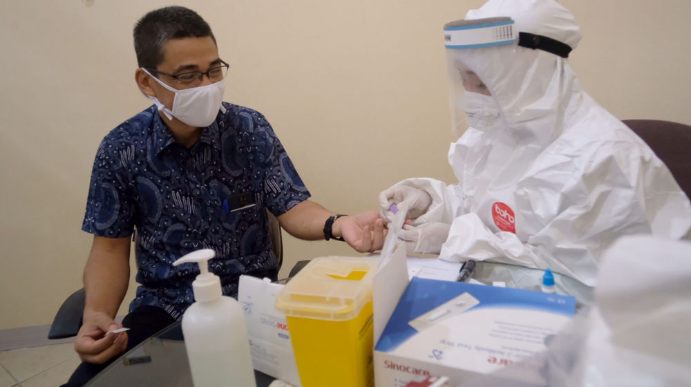 <p>Direktur Operasional Inner City Management (ICM) Krisdiarto Adipranoto (kiri) menjalani rapid test untuk mengantisipasi penyebaran Covid-19 yang diadakan Kantor Pusat ICM (Prima Buana Internusa/PBI), Jakarta, Senin 29 Juni 2020. ICM mewujudkan komitmennya dalam pencegahan penyebaran Covid-19 dengan menggelar rapid test kepada seluruh karyawan yang berada di 41 site kelolaan ICM. Kegiatan ini akan berjalan mulai hari ini hingga 6 Juli 2020 dengan total karyawan yang di tes yakni sekitar 1.200 orang. Foto: Ismail Pohan/TrenAsia</p>
