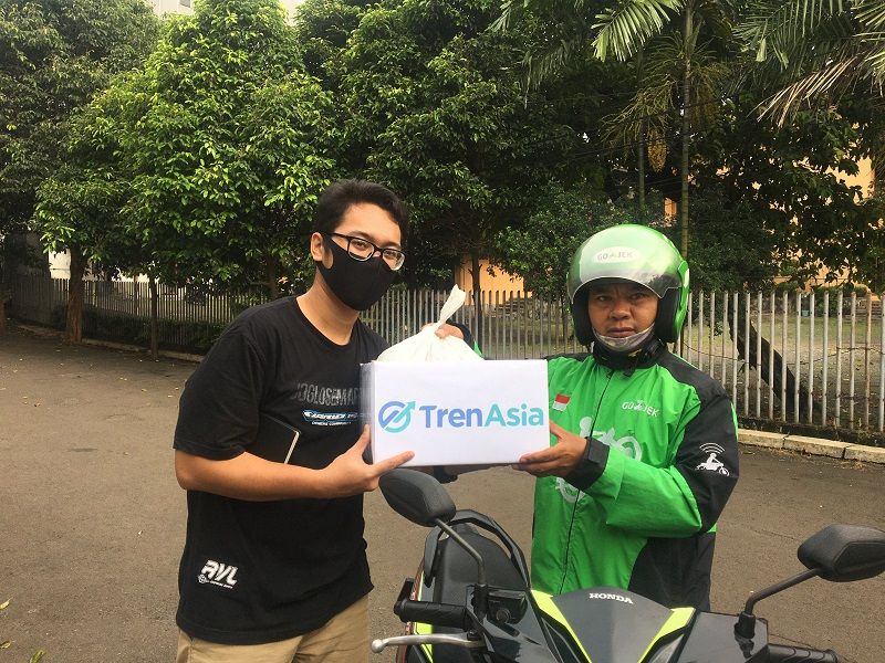 <p>TrenAsia.com pada sepanjang Mei 2020 membagikan 300 paket sembako kepada pengemudi ojek online (ojol). / Dok. TrenAsia.com</p>
